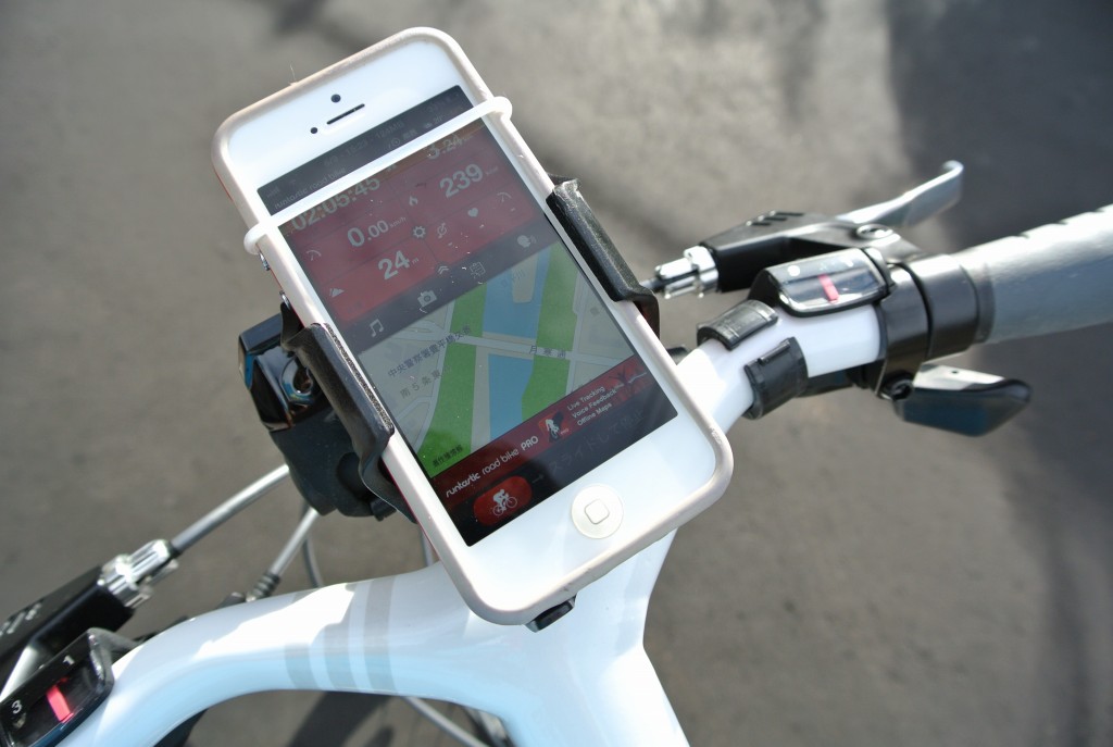 クロスバイクにスマホをつけて技術の進歩を感じる