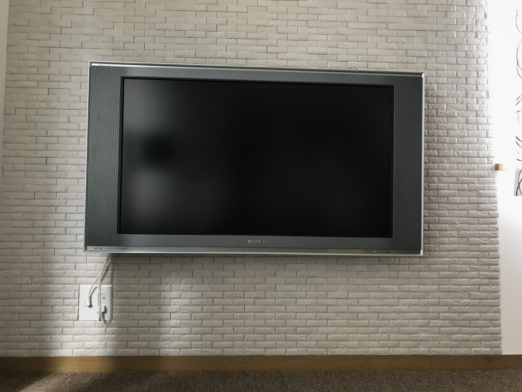 古いテレビもDIYで壁掛けにしたら見違えるほどスマートに設置できた
